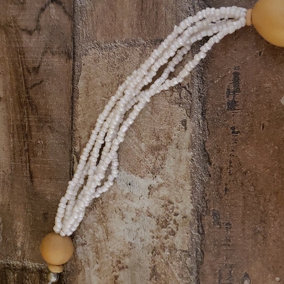 Beautiful Pre-loved Vintage Shell & Beads Necklace - Picture 4 of 8